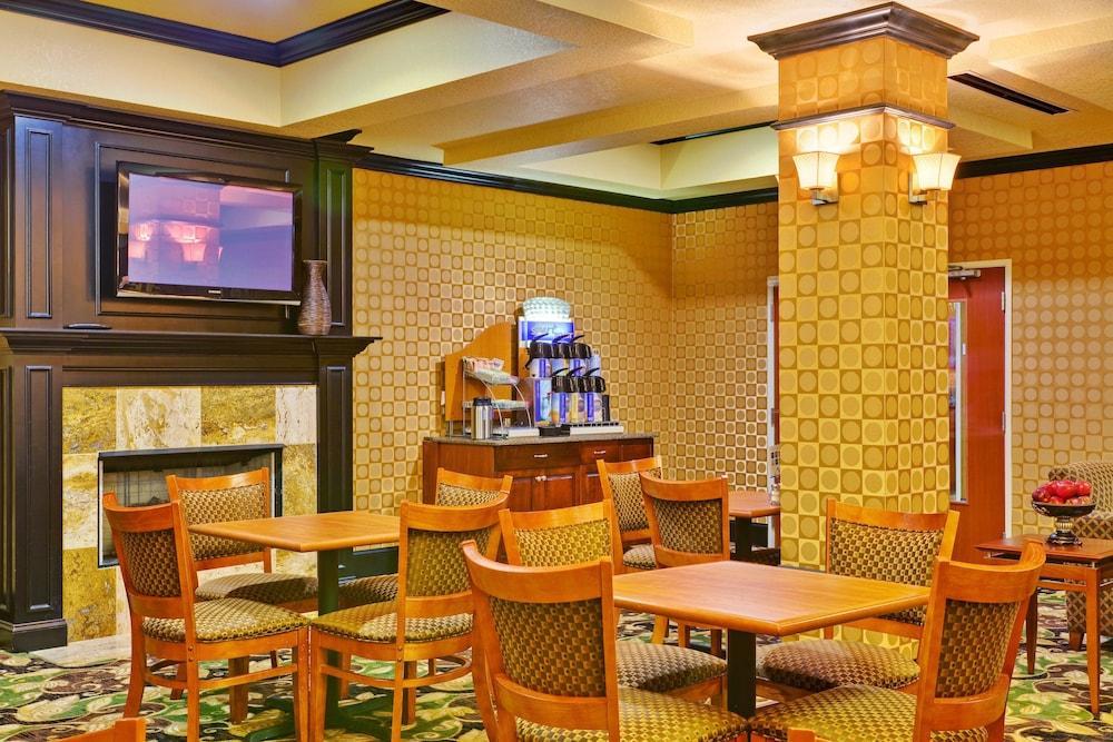 Holiday Inn Express Mccomb By Ihg Eksteriør billede