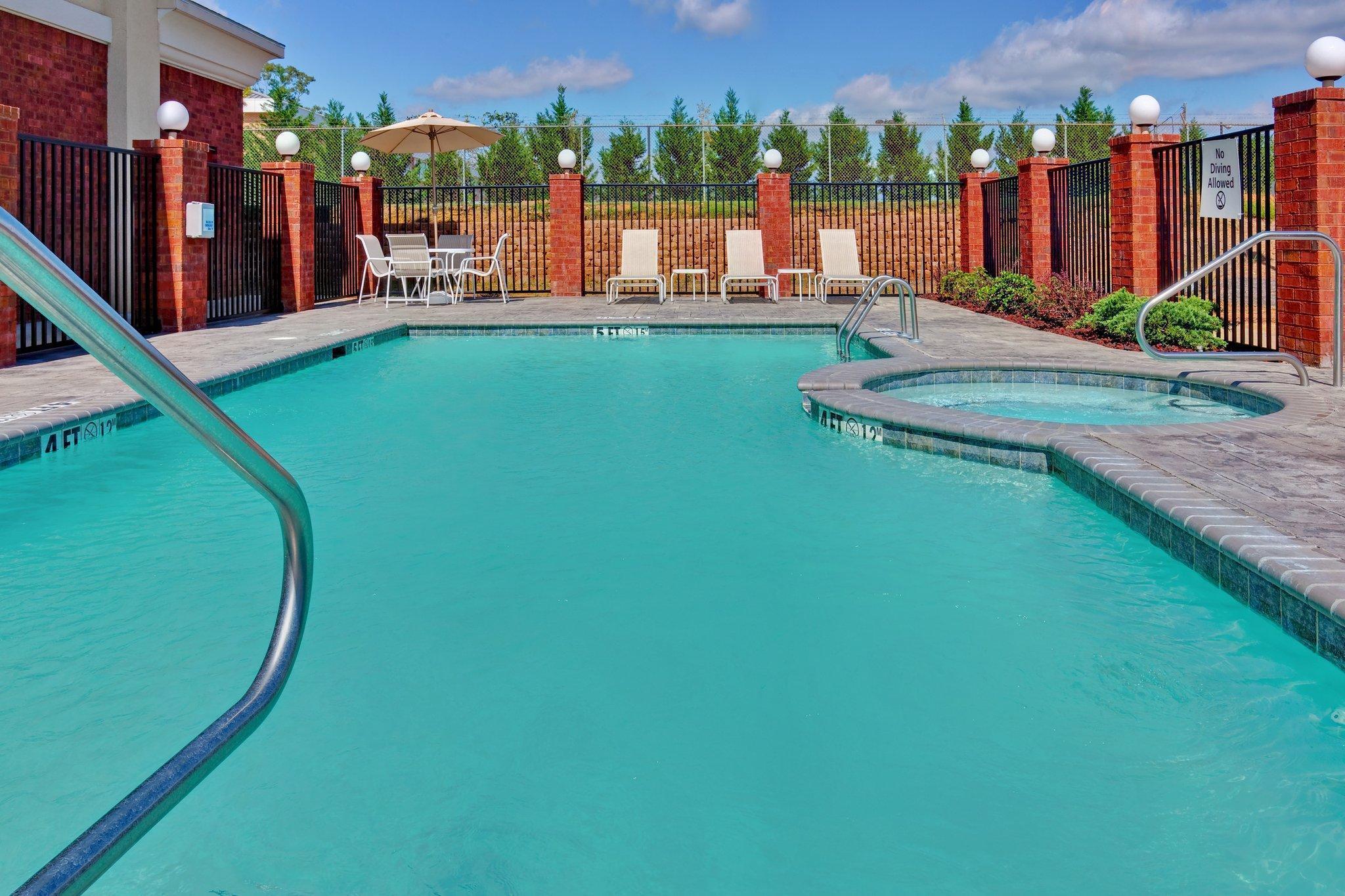 Holiday Inn Express Mccomb By Ihg Eksteriør billede