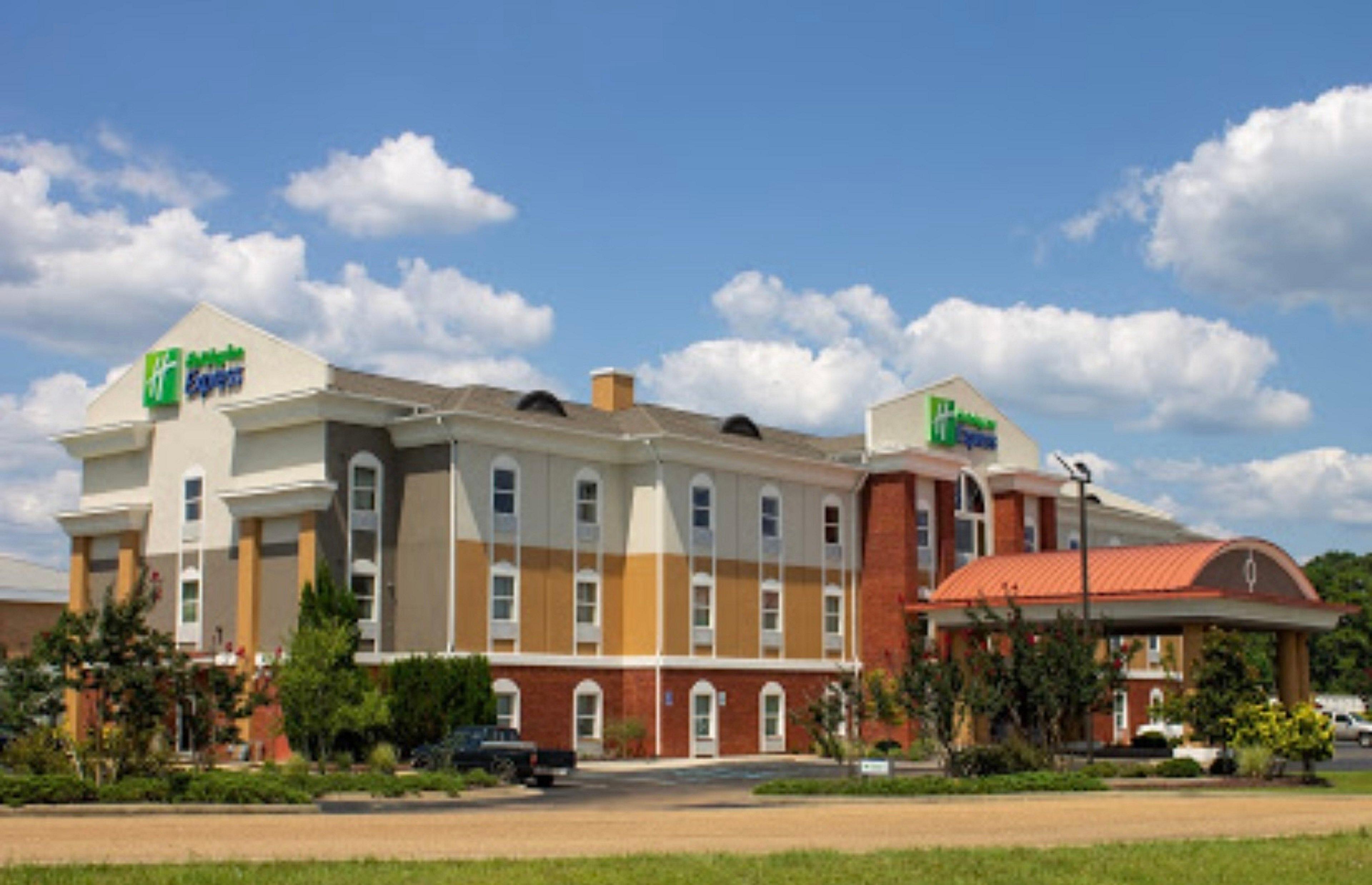 Holiday Inn Express Mccomb By Ihg Eksteriør billede