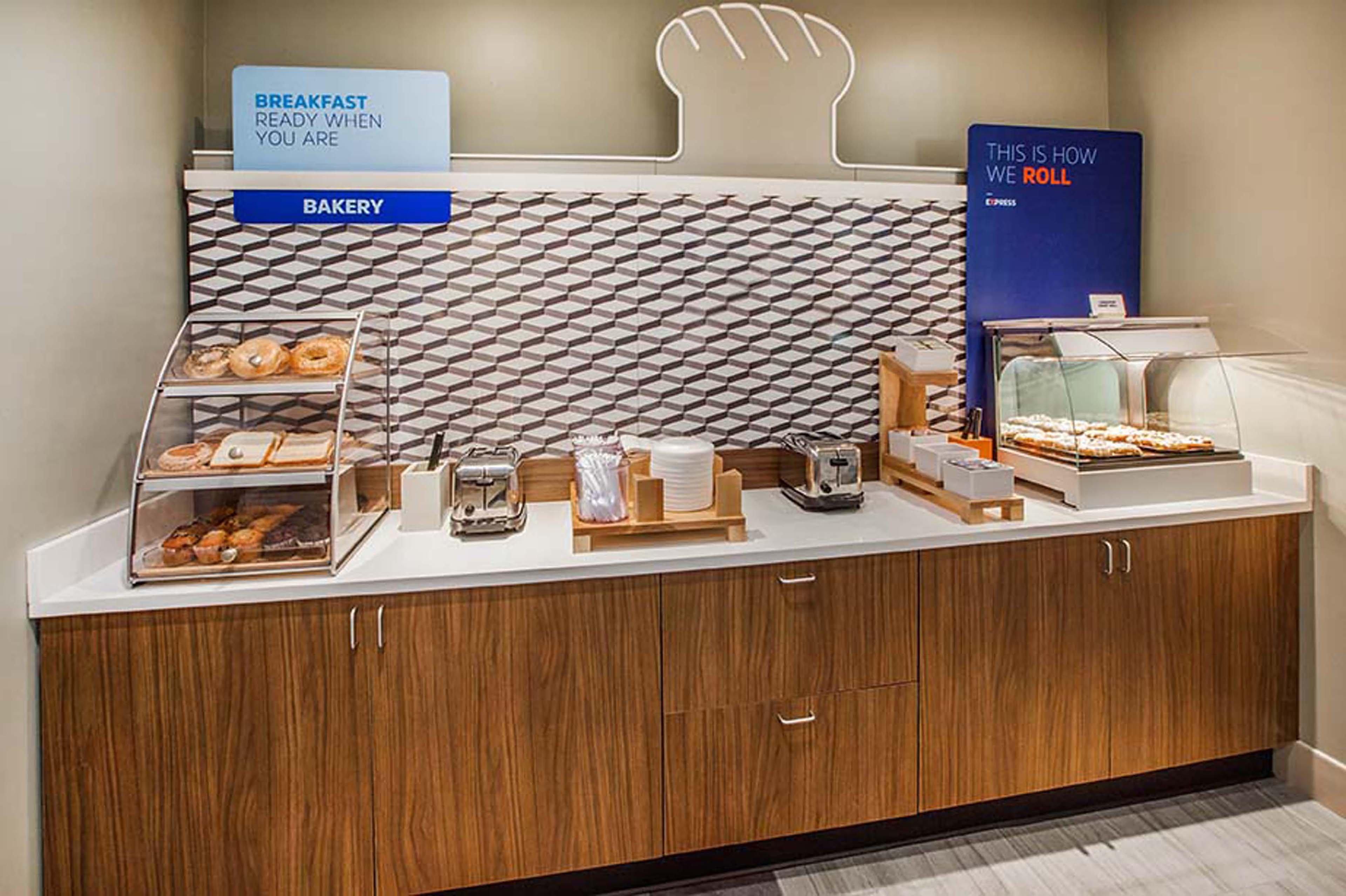 Holiday Inn Express Mccomb By Ihg Eksteriør billede